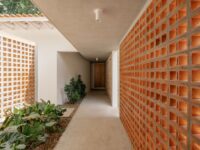 House Next Door by Guelo Nunes Arquitetura example