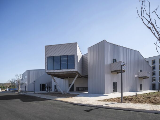 Yue & Yue: Art Museum + Equestrian Hall by CU Office