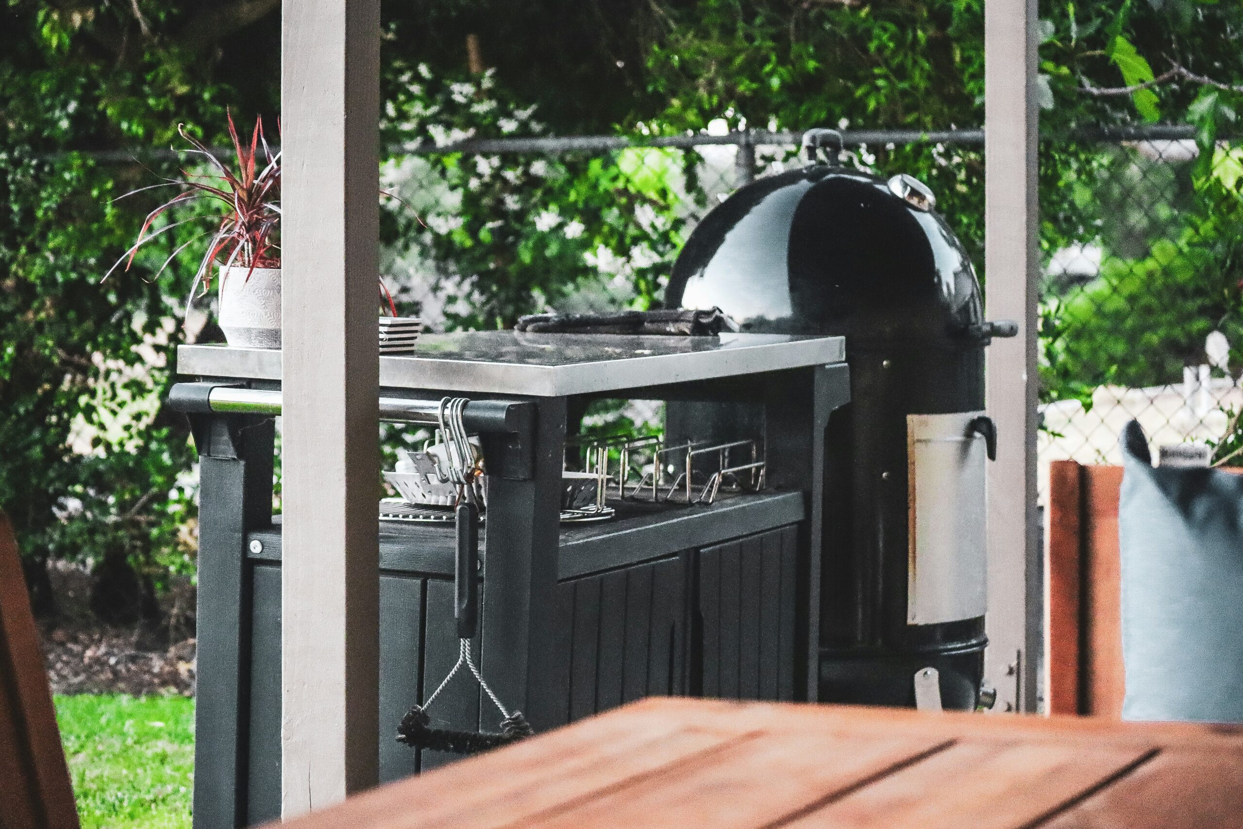 Outdoor Kitchen Features That Appeal to High-End Homeowners
