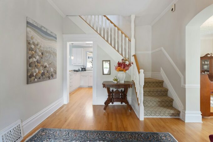 How to Keep Your Entryway Clutter Free While Still Looking Stylish