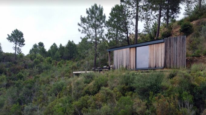 Casella by Isabelle Berthet-Bondet: A Cabin Between Sea and Mountains