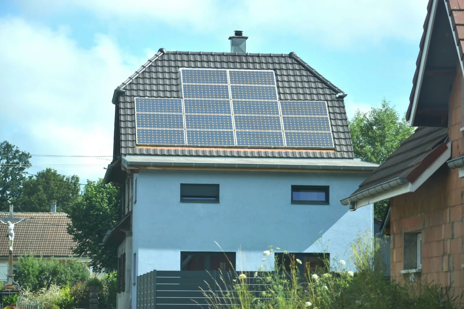 Solar Generators and Off-Grid Inverters in Resilient Architecture