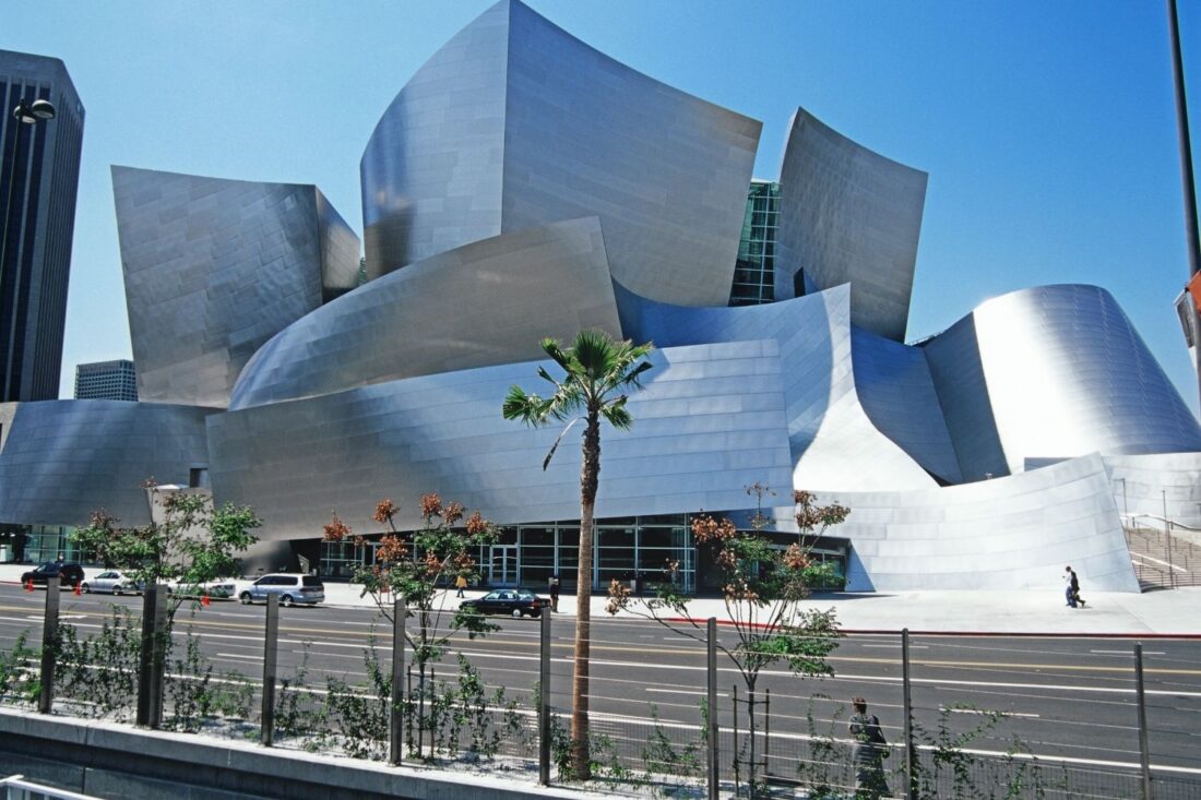 Classical Architecture vs Deconstructivism: Harmony vs Fragmentation