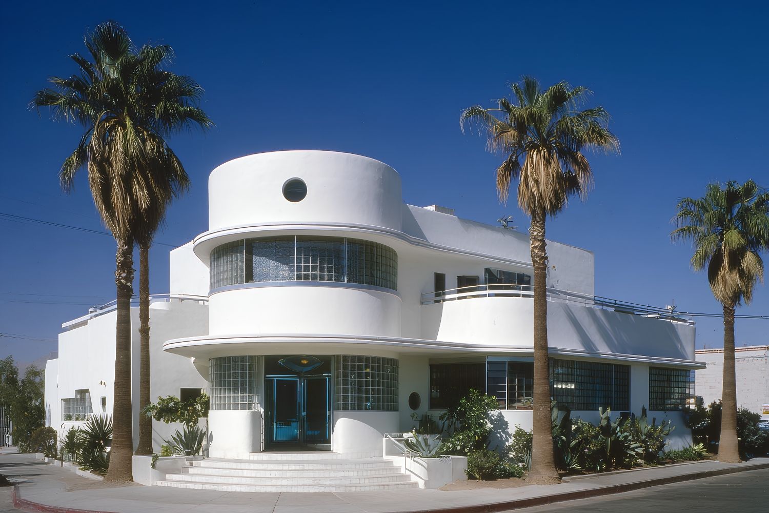Streamline Moderne vs Futurism: Speed, Curves, and the Machine Age Compared
