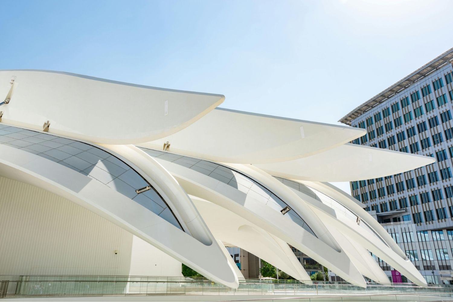 Streamline Moderne vs Futurism: Speed, Curves, and the Machine Age Compared