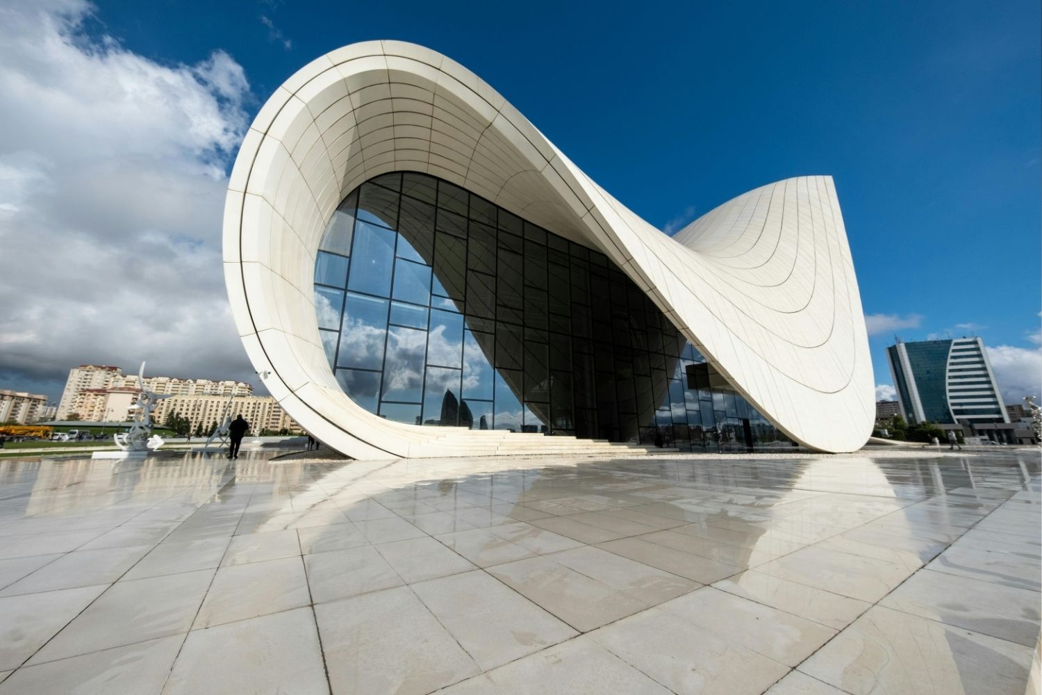Streamline Moderne vs Futurism: Speed, Curves, and the Machine Age Compared