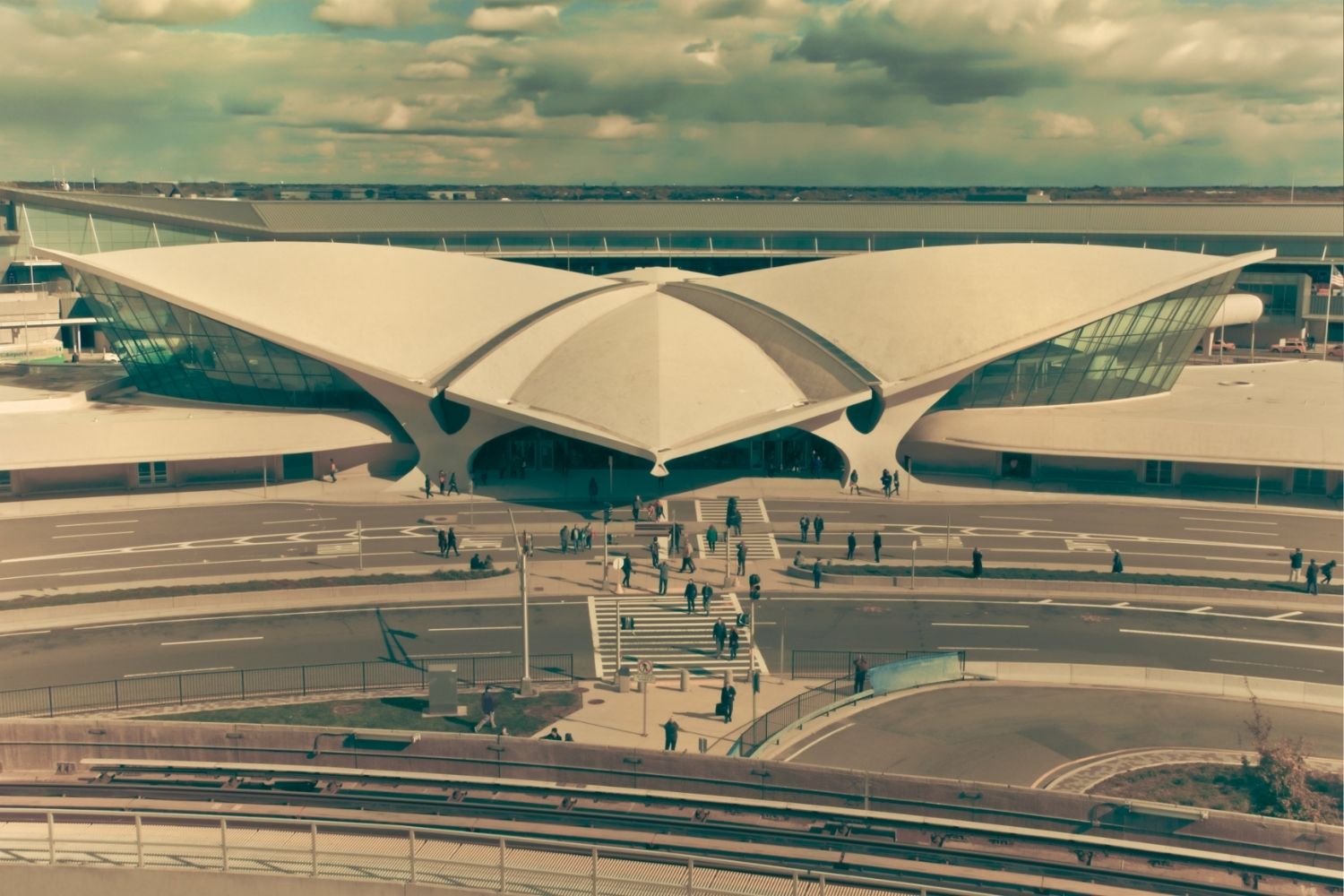 Streamline Moderne vs Futurism: Speed, Curves, and the Machine Age Compared