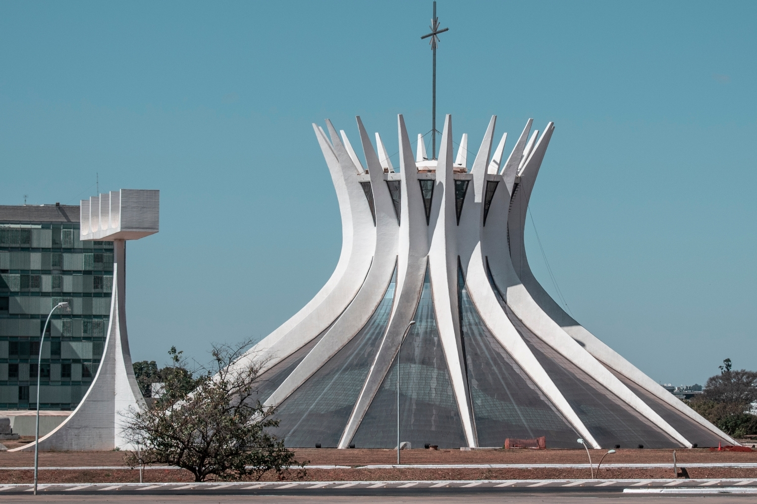 Curves of Genius: Oscar Niemeyer’s Brazilian Modernism and His Most Iconic Buildings