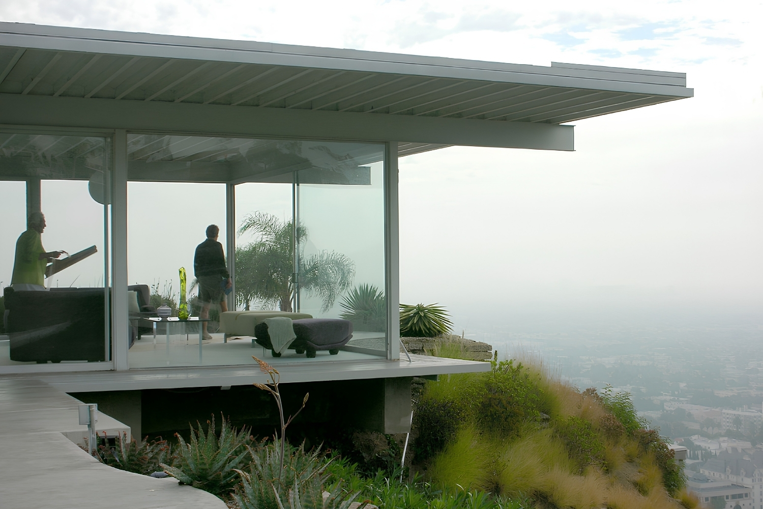 Mid-Century Modern vs Contemporary Minimalism: Retro Warmth or Cool Restraint?