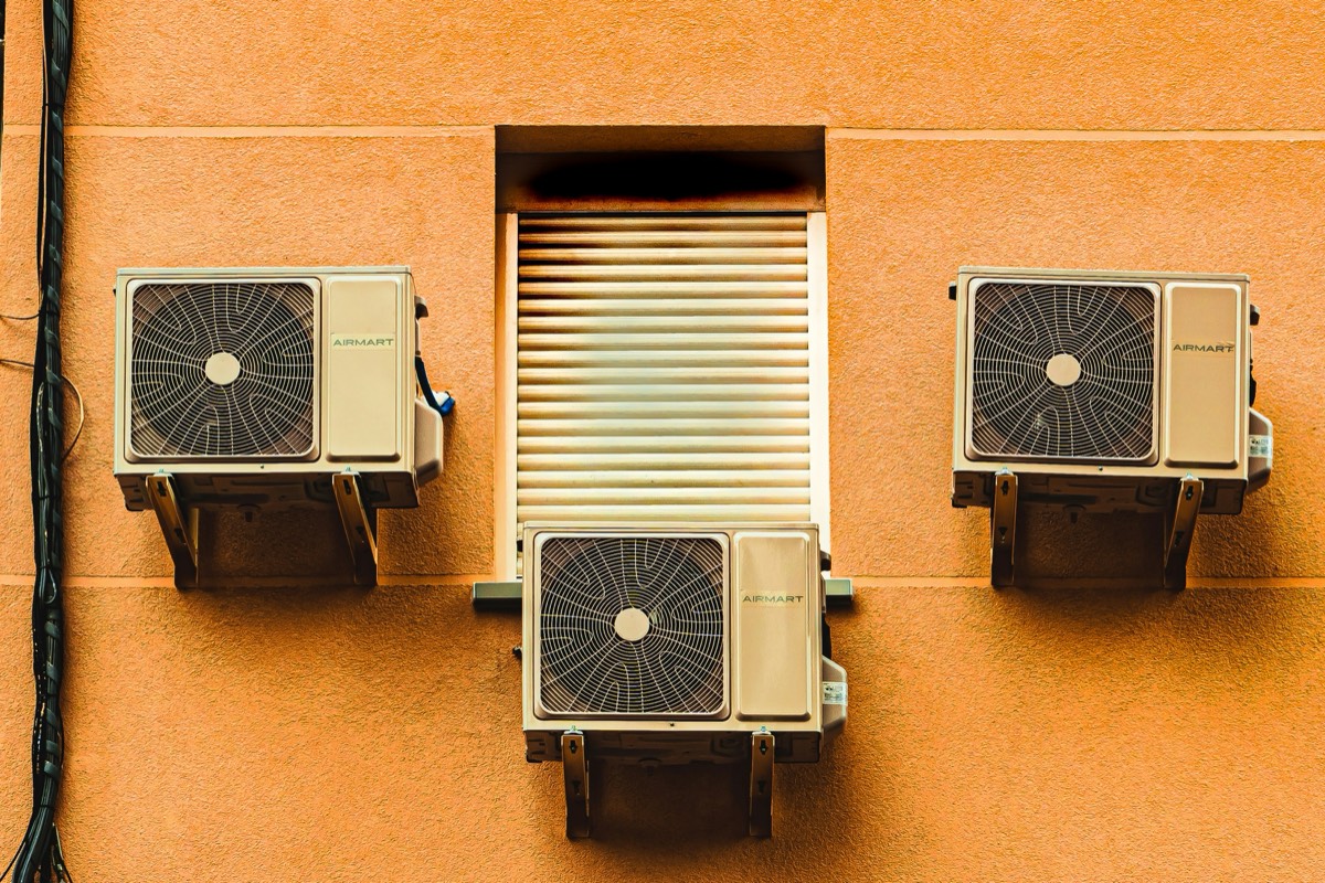 Adjusting a smart thermostat to improve cooling efficiency