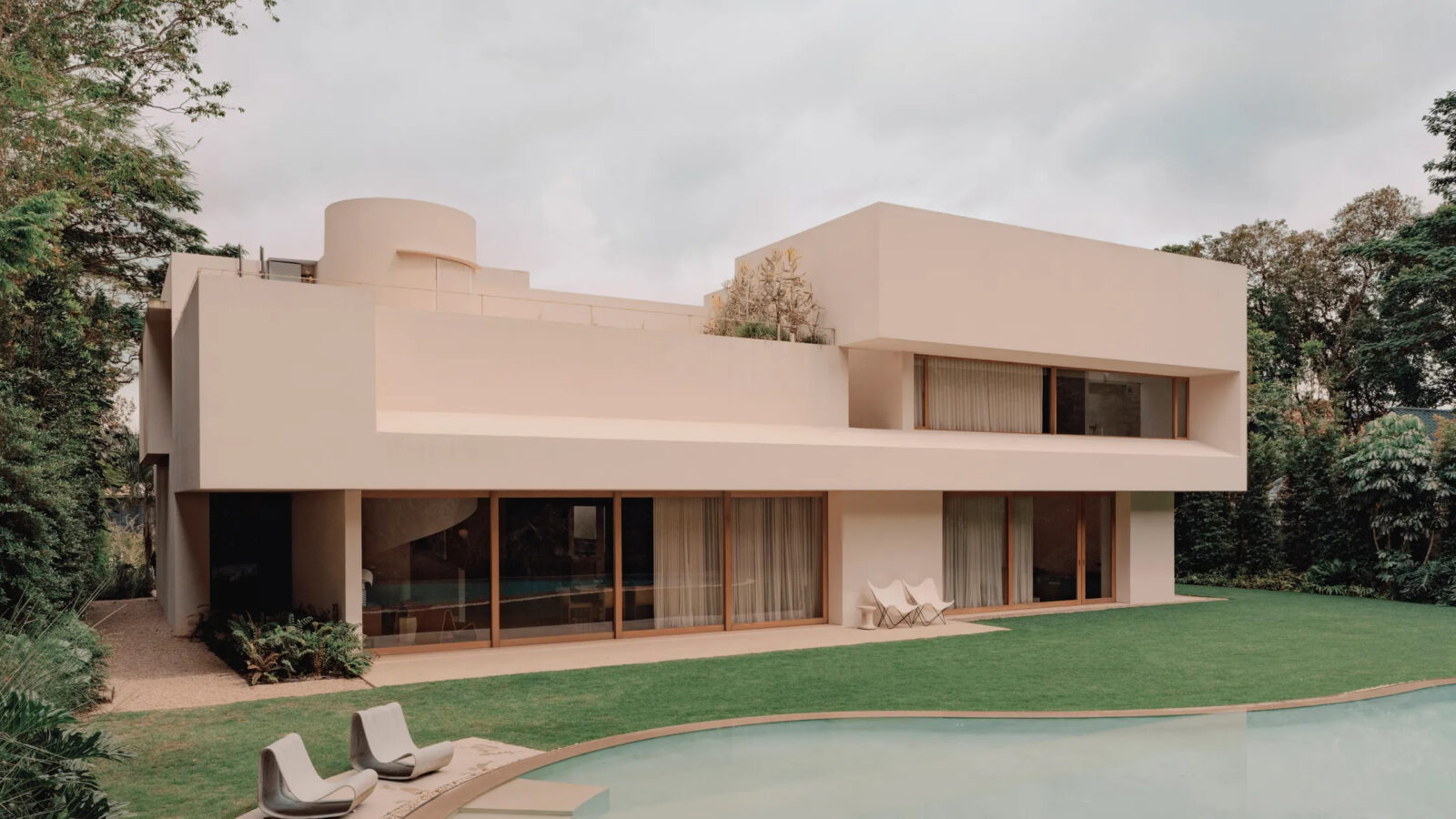 Le Corbusier Inspired Villa: The Five Points in a Tropical Climate