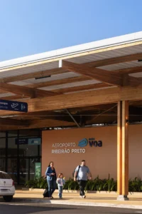 Passengers arriving at Doutor Leite Lopes State Airport by Bacco Arquitetos