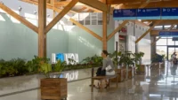 Planting and seating inside Doutor Leite Lopes State Airport by Bacco Arquitetos
