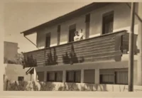 Historical photograph of the facade and balcony with family members, Casa d’Abreu Neto by Álvaro Siza