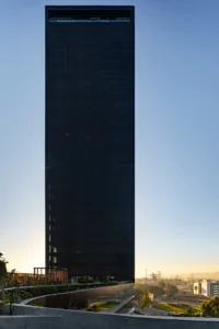 The dark medical tower of New City Medical Plaza by CRAFT Arquitectos at dusk