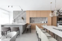 Kitchen island with stools beside the dining table, Apartment Elache by Caroline Andrusko Arquitetos