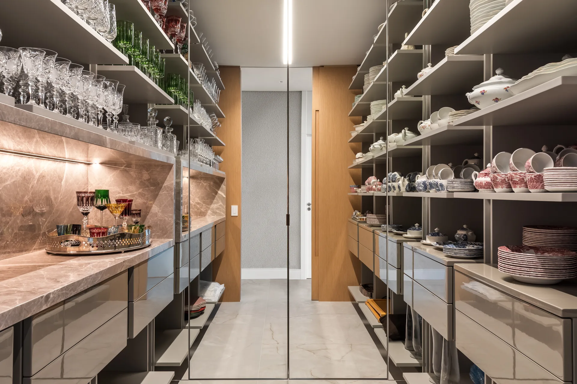 China room with shelves of glassware and crockery, Apartment Elache by Caroline Andrusko Arquitetos