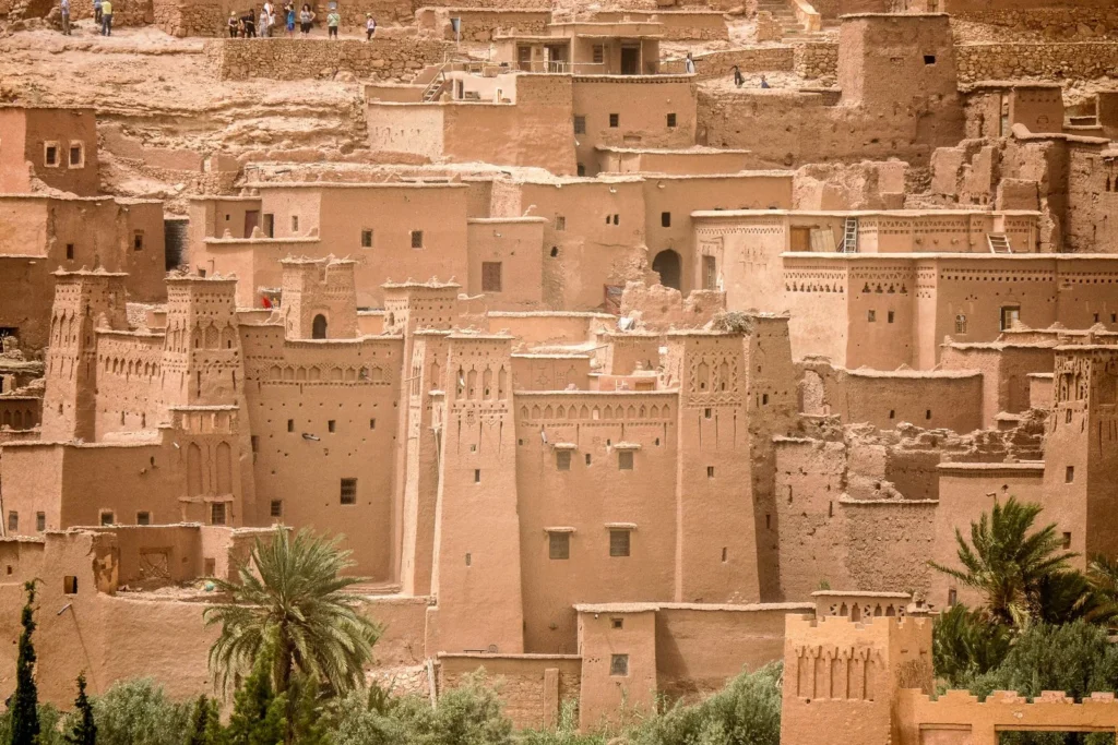 Thick-walled earthen houses of Aït Benhaddou in Morocco, a clue to architecture and human evolution in hot climates