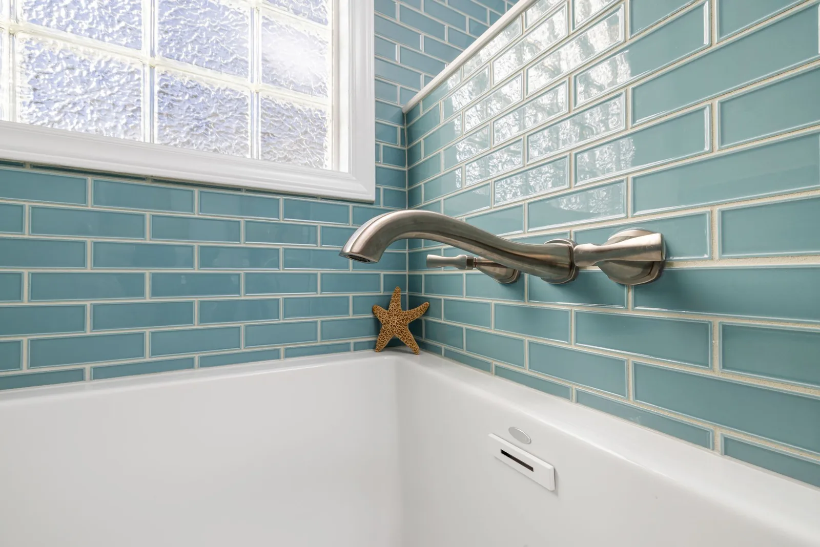 How Grout Color Changes Bathroom Design