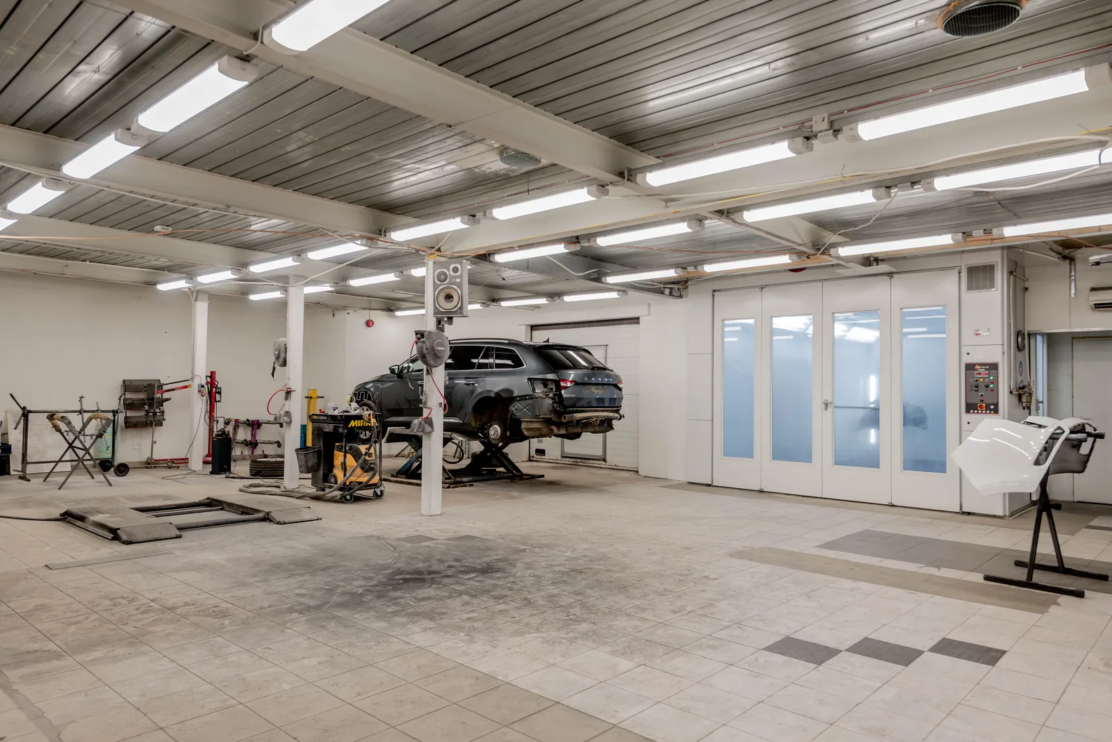 Top LED Shop Lights of 2025 for Your Garage, Workshop, and Toolshed
