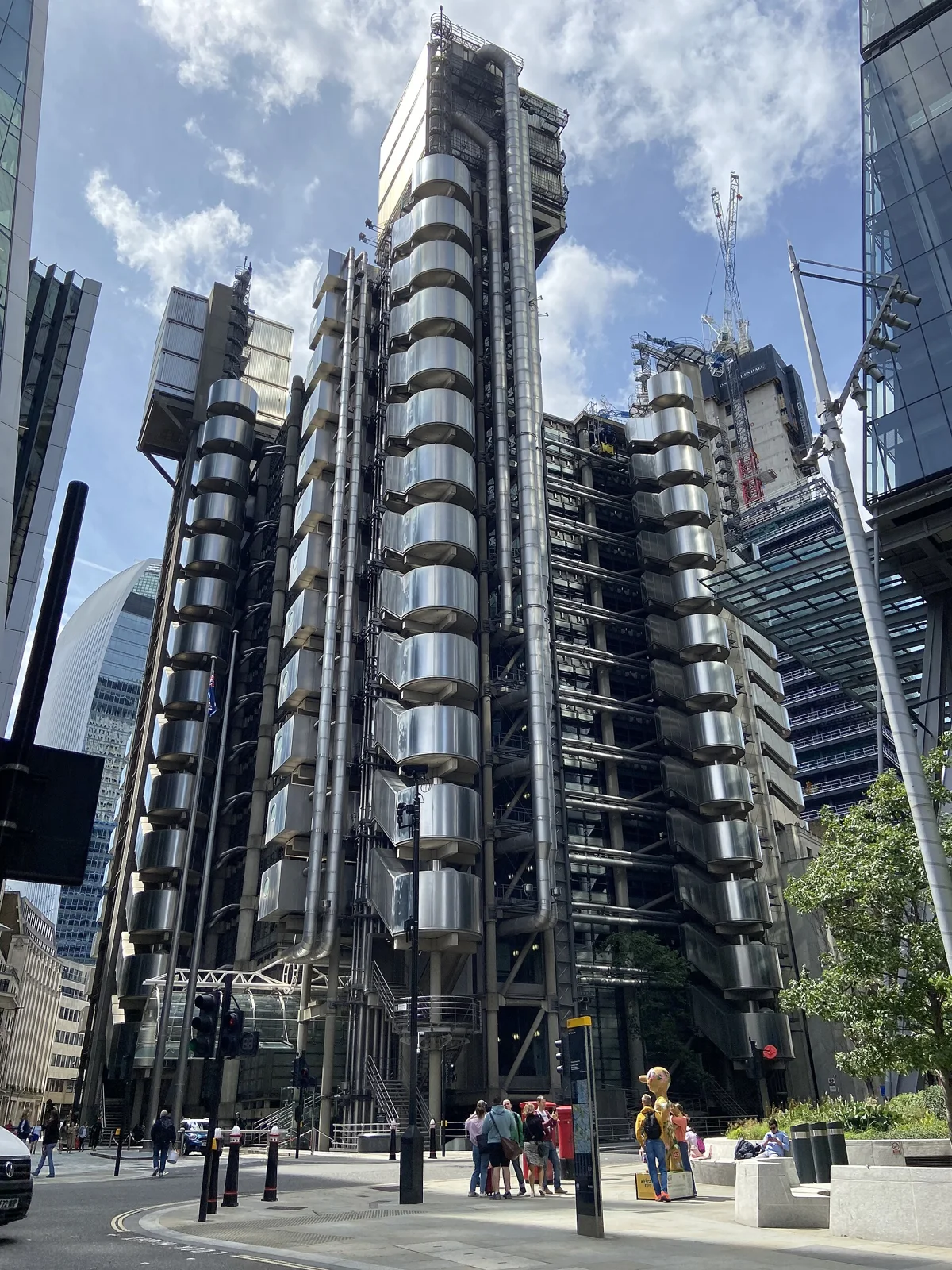 Richard Rogers Lloyd's Building in London, with lifts, stairs and service ducts pushed to the outside of the frame