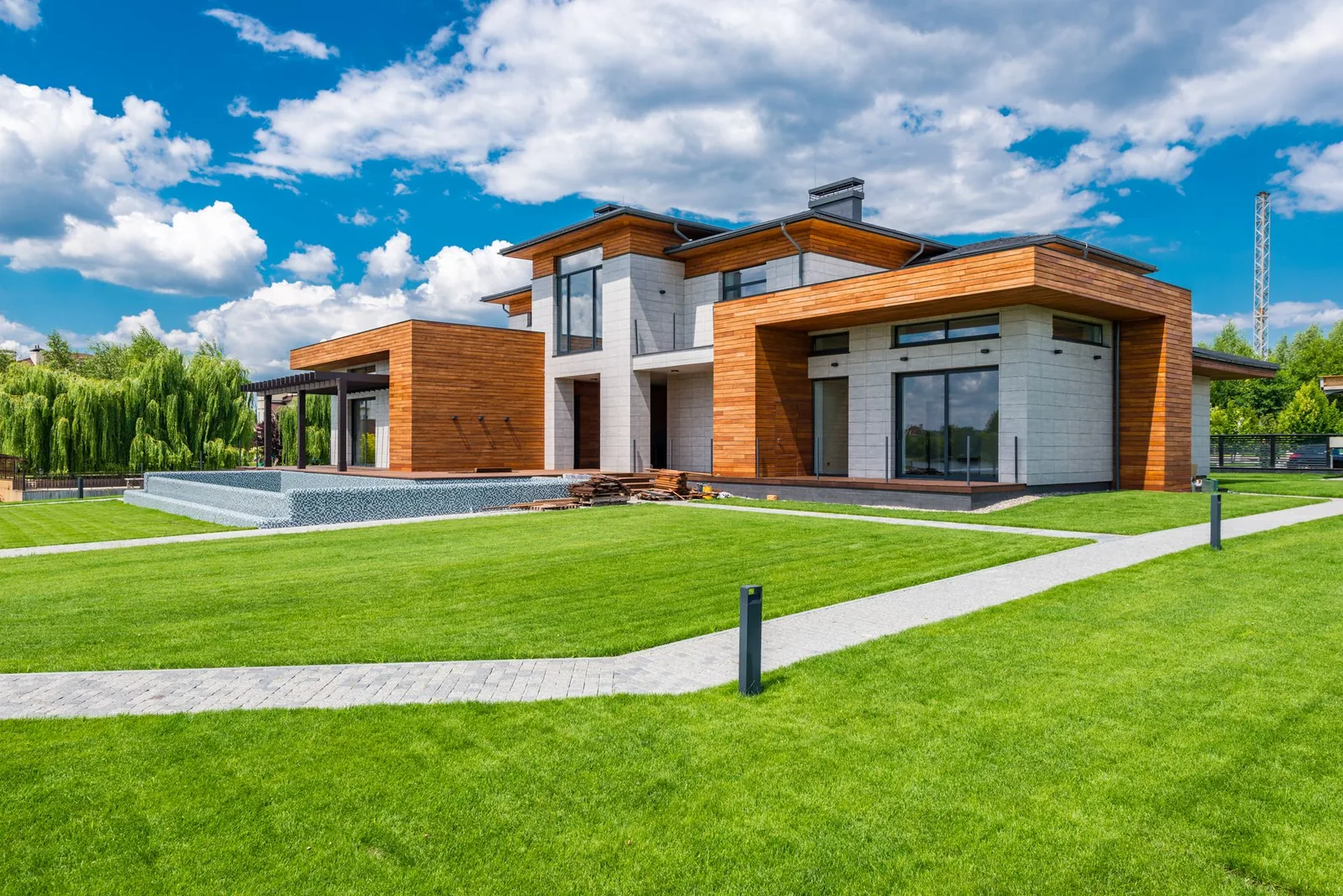 Design Doesn’t Stop at the Door: Why Modern Architecture Needs Smart Lawn Maintenance
