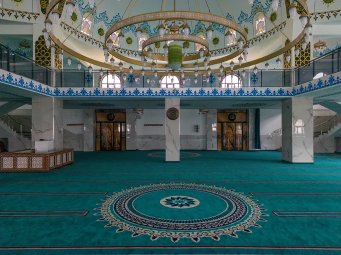 The Art of Mosque Carpets in Dubai: A Blend of Tradition and Luxury