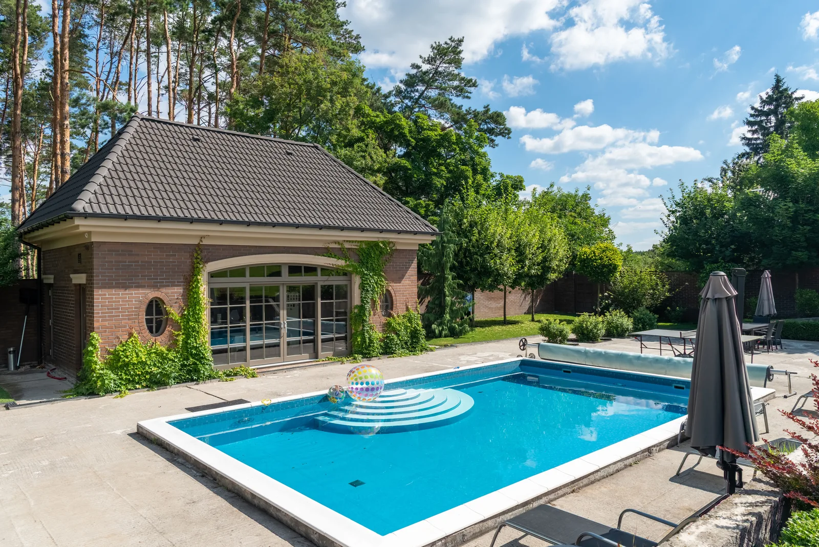 Maximizing Space and Style: 5 Pool House Ideas for Every Backyard