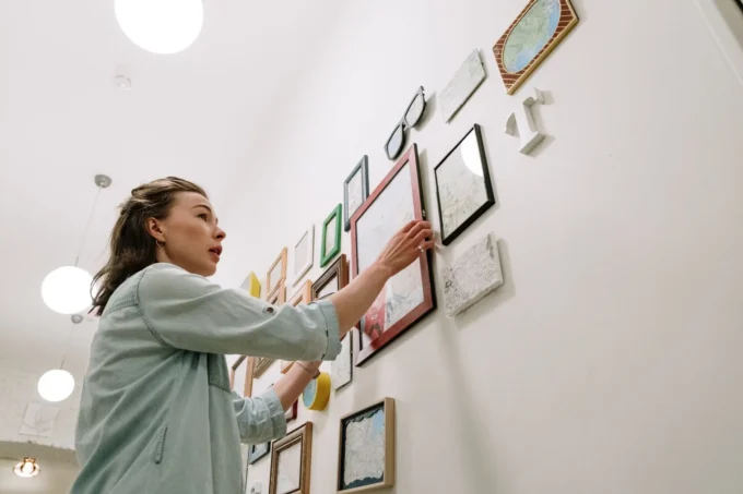 How Posters Bridge the Gap Between Art and Personal Expression in Interiors | illustrarch