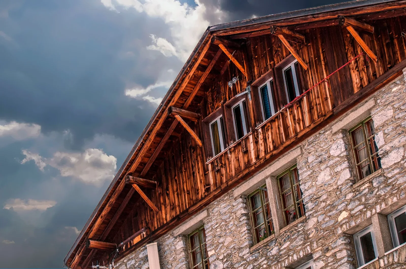 How Roof Overhangs Improve Exterior Aesthetics and Structural Value