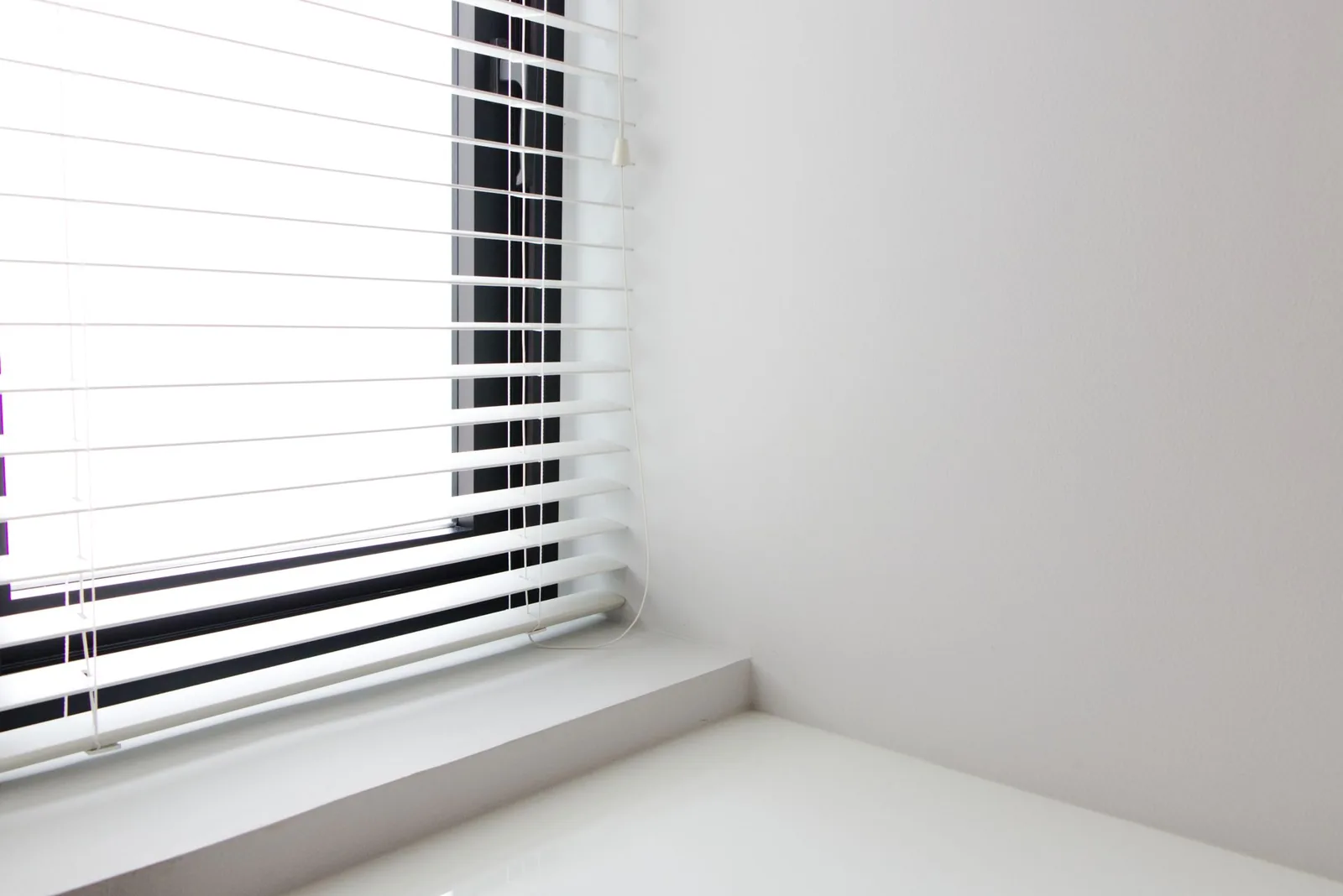 The Role of Shades and Blinds in Clean Architectural Interiors