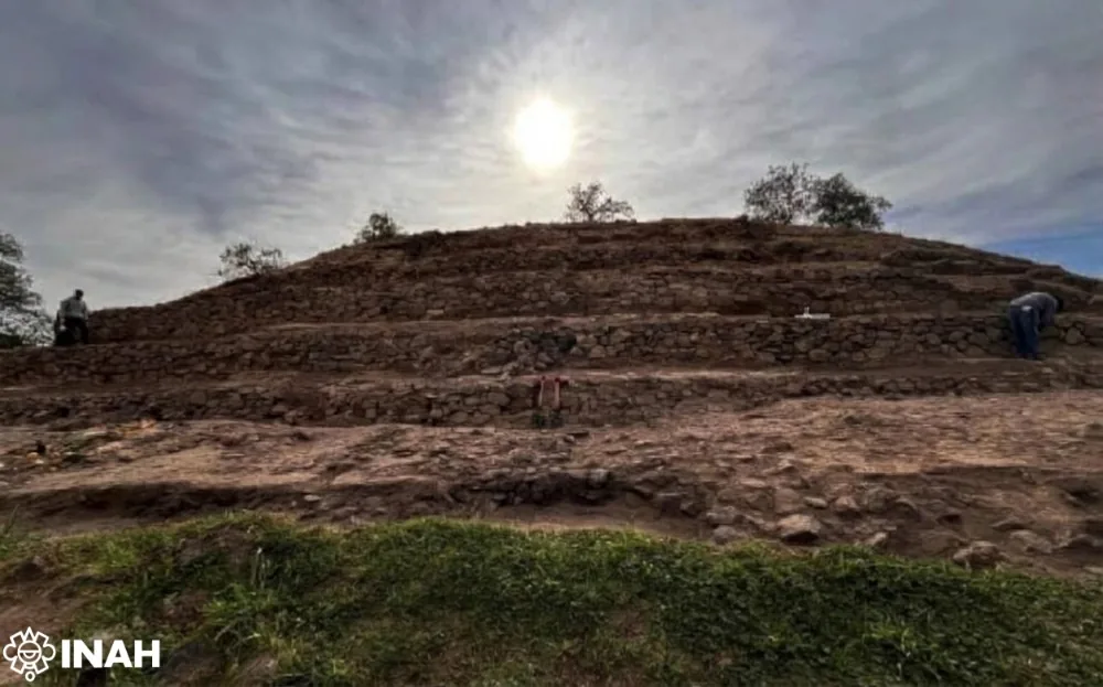 Sun standing directly above the eroded earth mound of the west platform during the spring equinox