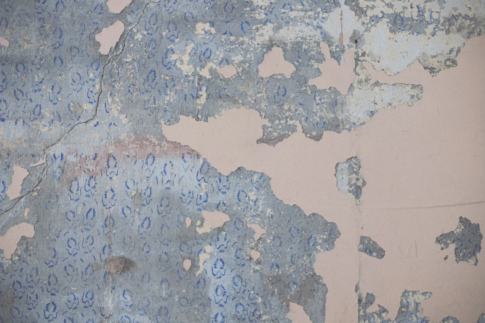 Why Removing Wallpaper Before Painting Can Be Tricky