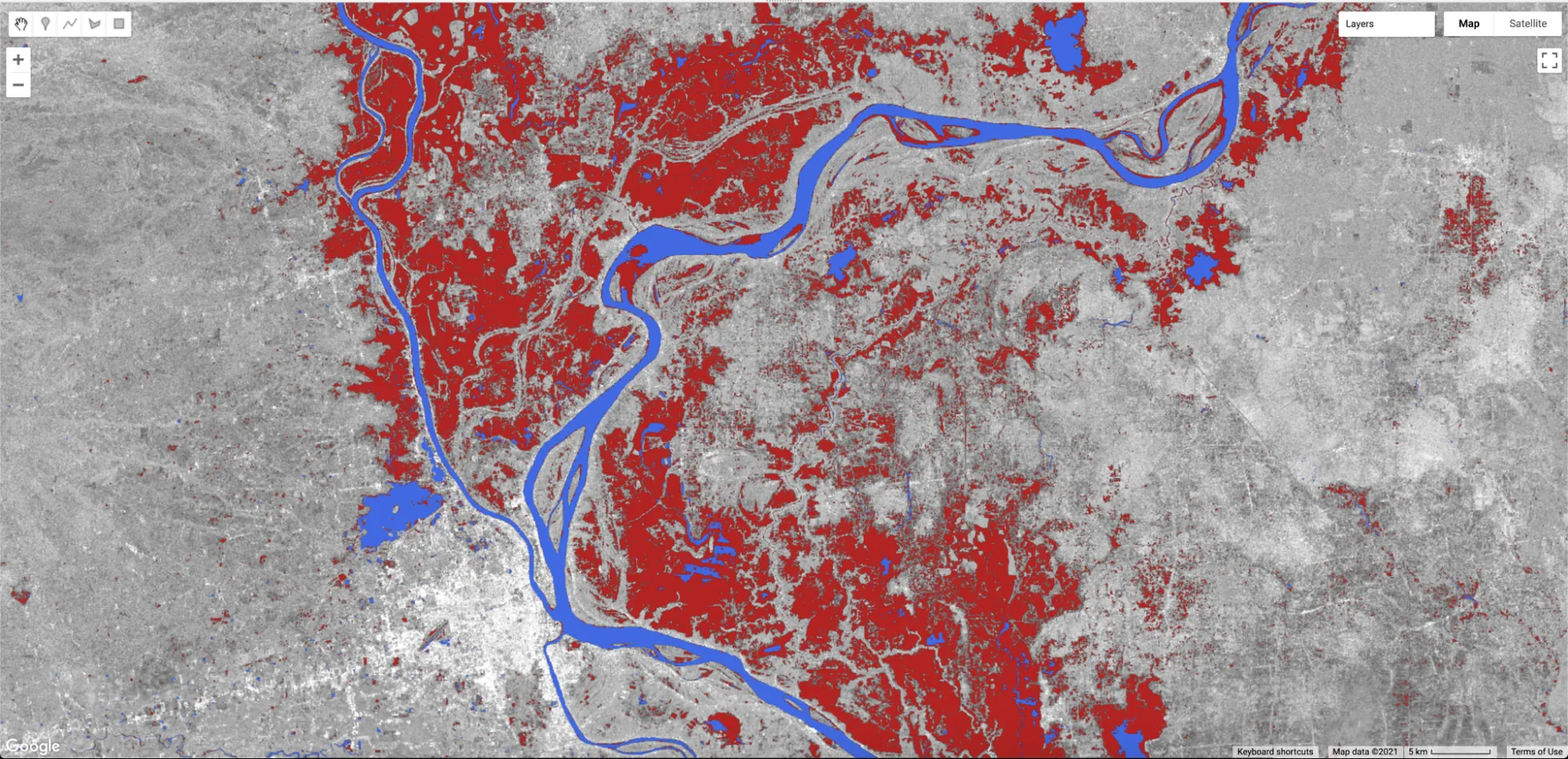 Satellite flood extent map with river channels in blue and flooded land in red, as produced in Google Earth Engine